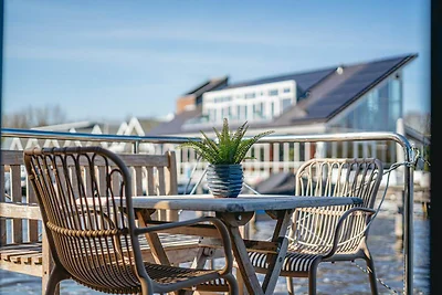 Hausboot am Hafen mit Seeblick