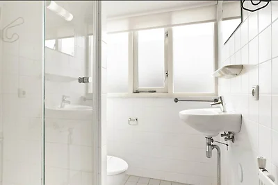 Haus am Wasser mit Angelplattform