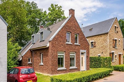 Mooie villa met veranda bij vakantiepark