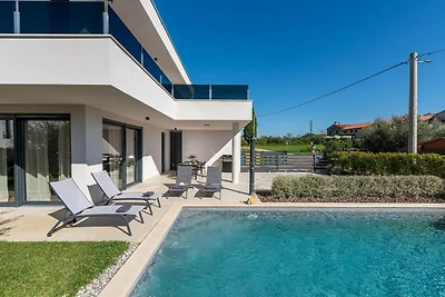 Moderne Villa mit privatem Pool, für 8...