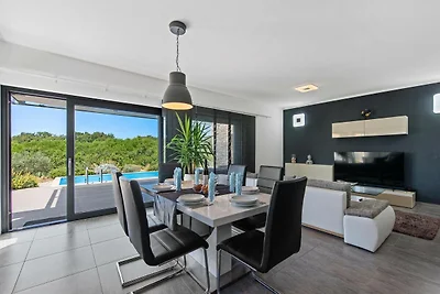 Villa moderna con piscina, terrazza coperta e...