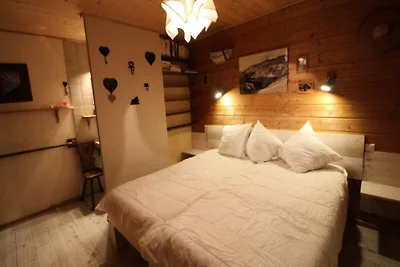 Traditionelles Chalet mit Holzdekor, sehr war...