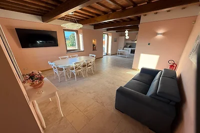 Spazioso appartamento, Poppi con piscina in...