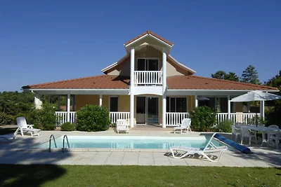 Villa mit Schwimmbad 2,2 km entfernt.