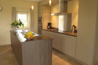 Elegante casa vacanze a Zuidzande con sauna
