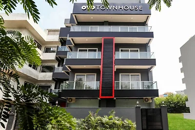 Super Townhouse 158 nabij Netaji Subhash Marg