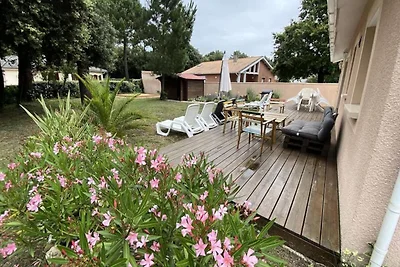 Villa mit Garten und Grill in ruhiger Lage