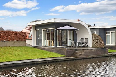 Bungalow aan het water op een vakantiepark