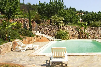 Incantevole casa in pietra con piscina comune...