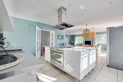 Moderne Villa mit Swimmingpool in...