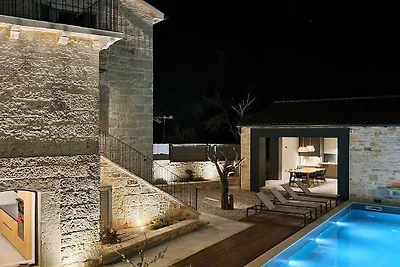 Villa in Tinjan mit Schwimmbecken