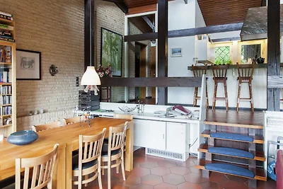 Modernes Ferienhaus am Waldrand mit grossem...