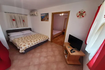 Cozy Apartments with Private Balcony Vinisce ...