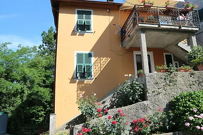 Ferienhaus auf einem Hügel mit Balkon