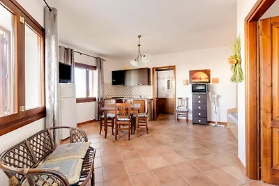 Con espacio exterior privado y aparcamiento.