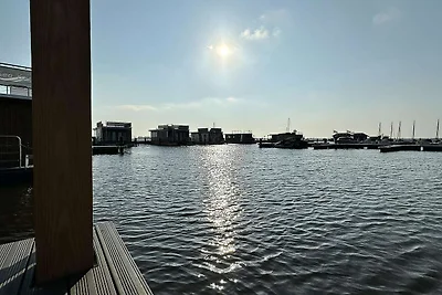 Modernes Hausboot mit Blick auf den See