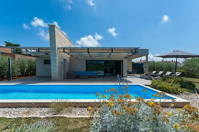 Villa moderna con piscina, terrazza coperta e...