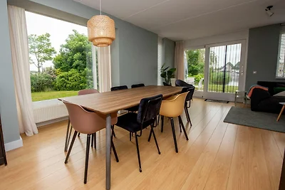 Geräumiges Ferienhaus mit privatem Bootssteg