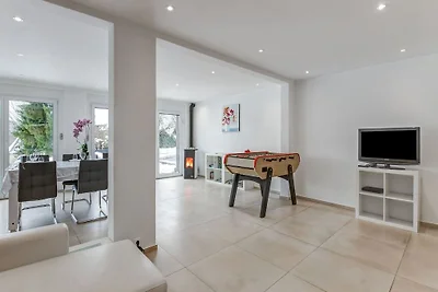 Schצnes Ferienhaus in La Chaux mit Whirlpool
