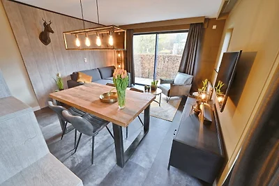 Moderne Suite mit Kombimikrowelle in der Nähe...