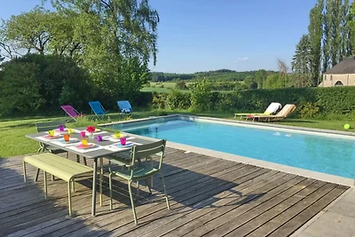 Gemütliches Ferienhaus mit Pool in Borlon