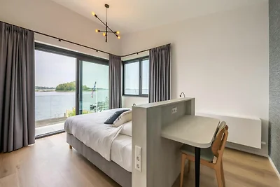 Attraktive Villa mit Bootssteg