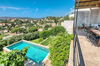 Villa in Le Lavandou mit Pool und Meerblick