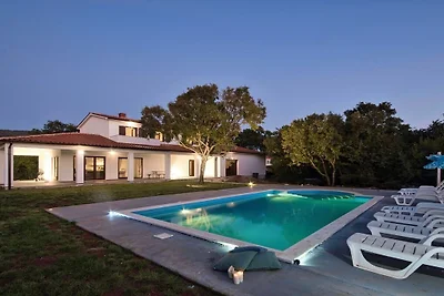 Ferienhaus in Raša mit Schwimmbecken