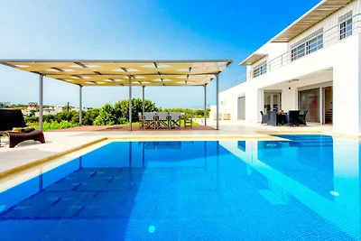 Villa auf Kreta mit Pool und Sonnenschirm