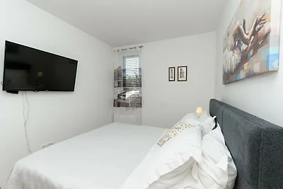 Luxury Villa with Heated Pool, Terrace, and O...