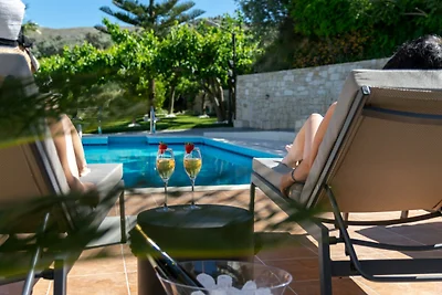 Villa in Kyrianna met verwarmd zwembad