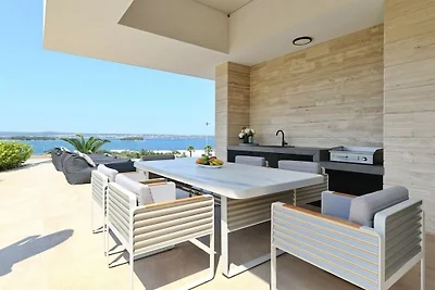 Villa in Tkon mit Schwimmbecken
