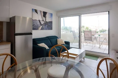 Modernes Strandapartment mit Terrasse