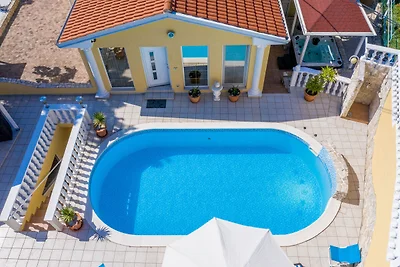 Villa in Ripenda Kras mit Pool und Sauna
