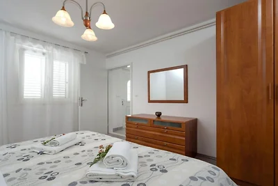 One Bedroom Apartment with Terrace and Sea Vi...