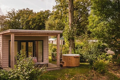Malerische Lodge am Flussufer mit Whirlpool