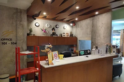 Executive Elegance | Luxe Suite for Travelers