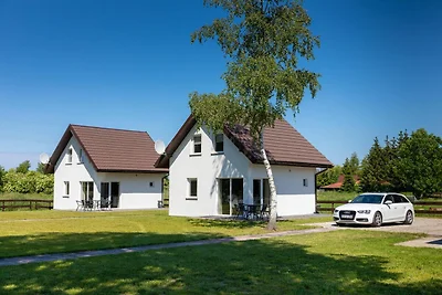 Backsteinhaus nahe Ostsee und Windmühle