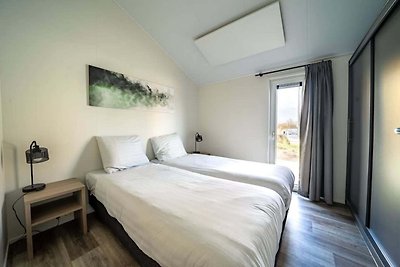 Modern chalet op een vakantiepark, grenzend a...