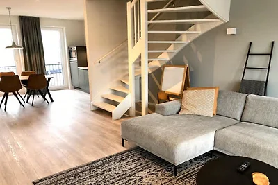 Schöne Lodge parallel zur Einkaufsstraße.