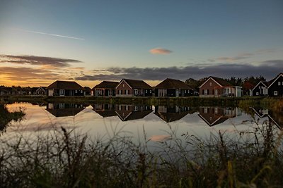 Villa met rieten dak midden in de natuur