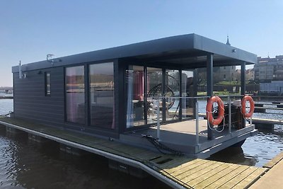 Luxe woningen aan het water, dichtbij zee.