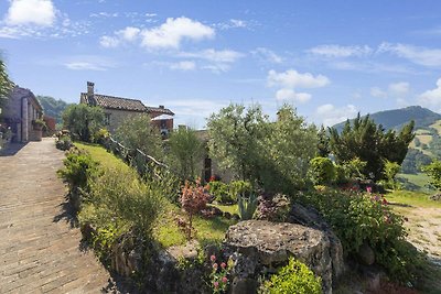 Studio a Monte San Martino circondato dalla...