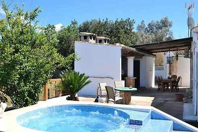 Villa in Muro met zwembad en jacuzzi