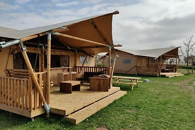 Glamping-Zelt mit Klimaanlage und Blick auf d...