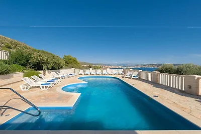 Villa in Seget Donji mit Schwimmbecken