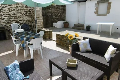 Huis vlakbij het strand met tuin en barbecue