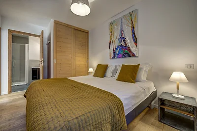 Central Apartment with Balcony & Mountain...