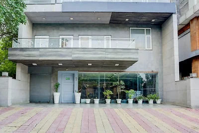 Super Townhouse Rohini Sector 23