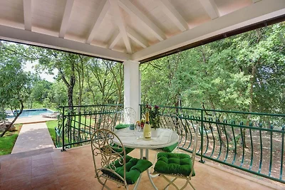 Bella villa con piscina e giardino recintato